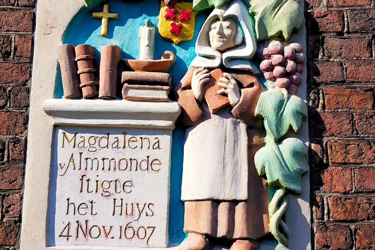 Gevelsteen Hofje van Almonde Delft